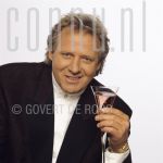 20-02-1994 Koos Alberts at studio Amsterdam

[keywords]Headshot, Eyecontact, Posed, Smiling, Singer, Glas Champagne[/keywords]